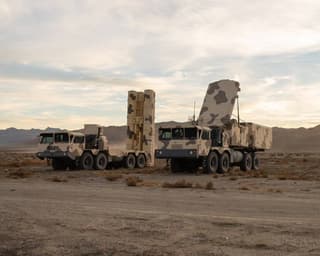 Realistas maquetas de sistemas rusos de defensa aérea S-300 expuestas en un campo de entrenamiento en EE. UU.