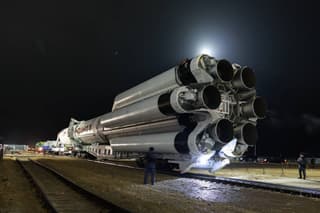 El cohete "Protón-M" con el satélite "Electro-L" №5 instalado en el complejo de lanzamiento de Baikonur