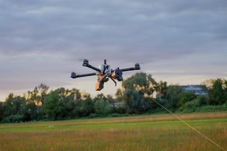 Drones de fibra óptica alcanzan un alcance de 65 km, similar al de los proyectiles de artillería Excalibur