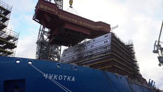 На атомном ледоколе «Чукотка» установили ходовую рубку — 170-тонная конструкция заняла своё место