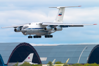 El avión de transporte militar Il-76TD entregó a Irán una carga desconocida