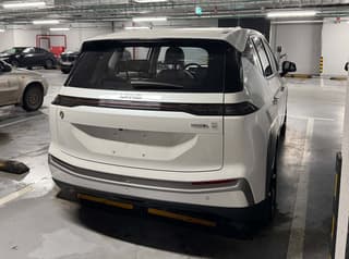 El automóvil eléctrico UMO5 de "Yandex Elektro" fue fotografiado en un estacionamiento subterráneo sin camuflaje
