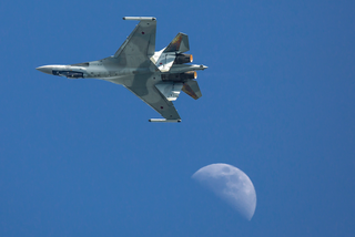 El piloto de un Su-35 salvó una aeronave valorada en 3 mil millones de rublos: cómo fue el aterrizaje sin tren de aterrizaje