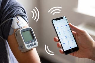 Estudiantes del MAI desarrollaron la primera bomba de insulina inalámbrica nacional controlada a través de un teléfono inteligente