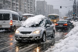 Автоюрист рассказал, почему нельзя не чистить автомобиль от снега