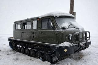 En Kazakhstan venden una "Bukhanka" de orugas única por 9 millones de tenge, tres veces más cara que una normal