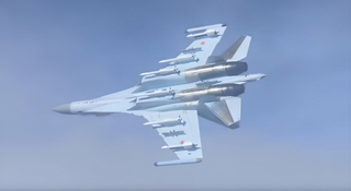 Трюк на грани: ас на Су-35С выполнил «полубочку» в метрах от гражданского лайнера