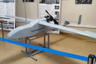 Los drones "Granat-4", "Takhion" y las maquetas de fusiles Kalashnikov se exhibieron en una exposición en Izhevsk