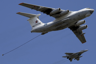 Tripulaciones de aviones Su-30SM y Su-24M practicaron el reabastecimiento nocturno sobre la región de Kaliningrado