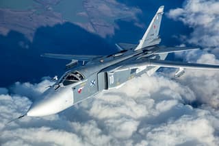 Los pilotos de los Su24M y Su-30SM2 destruyeron puestos de mando de un enemigo simulado con bombas OFAB-250-270