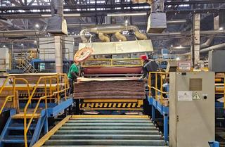 Puesta en marcha en Kostroma de la primera máquina de sustitución de importaciones para contrachapado gigante