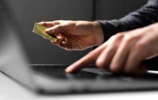 Everything will be written off: Russians warned about a new scheme for stealing money through "subscription cancellation"