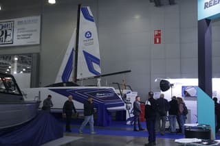 Rosatom presentó el catamarán de materiales compuestos Sportcat85 en una exposición en Moscow