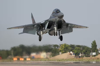 Российские самолёты Як-130 и МиГ-29 заметили в небе над Тегераном