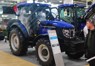 La planta "Agromash" presentó un nuevo tractor de ruedas de 90 hp