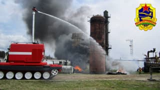 Casco blindado del chasis, aquamástil: mostraron en Belarús el vehículo de extinción de incendios de orugas GPM-72