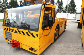 Arrastra 150 toneladas: BelAZ completa las pruebas del nuevo tractor de aeródromo