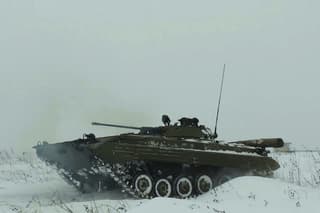 По окопам и скоростной трассе: БМП-2 задействовали на танкодроме в Алтайском крае