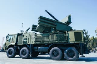 Rostec entregó a las tropas un lote de sistemas de misiles y cañones antiaéreos "Pantsir-S"