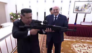 "Por si acaso aparecen enemigos": Kim Jong-un recibió un fusil VSK-100B de manos de Lukashenko