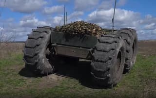 Наземный робот «Челнок» для подвоза боекомплекта передали российским военным