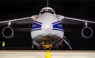El An-124 "Ruslan" transporta por primera vez un "Superjet" dentro de su fuselaje