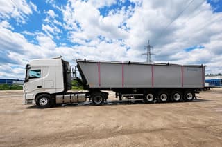 La fábrica Tonar ha mejorado su semirremolque: el nuevo camión de grano recibió el sistema HYFIX y frenos de disco