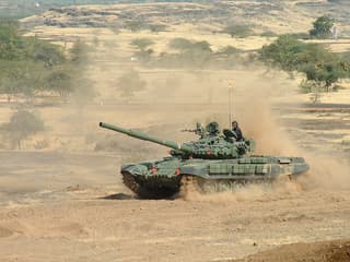 El T-72 modernizado de India remolca una carga de 100 toneladas