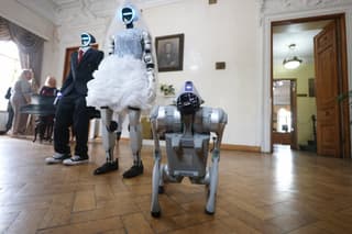 Первую свадьбу отечественных роботов сыграли в Москве ко Дню семьи, любви и верности