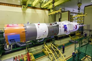 Роскосмос показал фото собранной ракеты «Союз-2.1а» с кораблём «Союз МС-29»