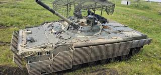 Новую БМП-3 усилили бронёй и камерами: машина получила важные доработки защиты