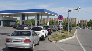 Саратовским водителям отменят штрафы за стоянку в очередях на АЗС: решение озвучили в МВД