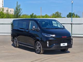 Глава АвтоВАЗа пересел с Lada Aura на топовый минивэн