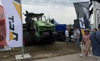 Pasa donde los vehículos de ruedas patinan: el tractor híbrido FT7E de DST-Ural se mostró en una exposición en la región de Altai