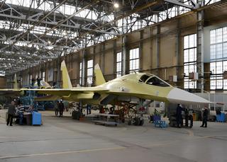 Завод Су-34 приоткрыл тайны бомбардировщика: 20 метров жгутов внутри