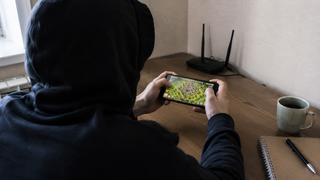 Бонусы заканчиваются шантажом: мошенники охотятся на детей в игровых чатах