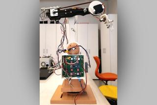 3 veces más barato que sus análogos: un robot manipulador con un costo de hasta 15 mil rublos fue desarrollado en la "Academia Kalashnikov"