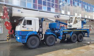 Sustituirá equipos especiales Liebherr y Zoomlion: ChMZ comenzó a suministrar la nueva grúa automotriz KS-55733 "Chelyabinets" de la serie "ST"