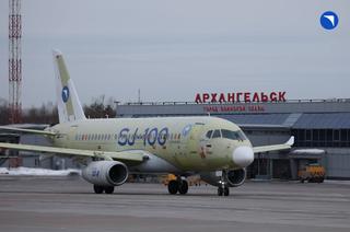 El SJ-100 obtiene una ventaja importante: el avión ruso podrá aterrizar en pistas cortas de 1900 metros