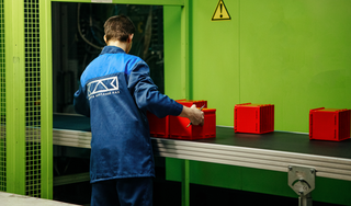 Más de 380 millones de rublos en baterías para KamAZ y "Ural": la fábrica de Kursk amplía la producción