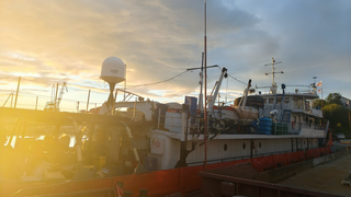 Antenas de comunicación satelital VSAT instaladas en el buque de expedición "Linssi" y el remolcador "Varna"