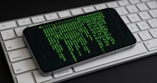 El teléfono comenzó a calentarse y a descargarse rápidamente: un experto nombró las señales de un posible hackeo