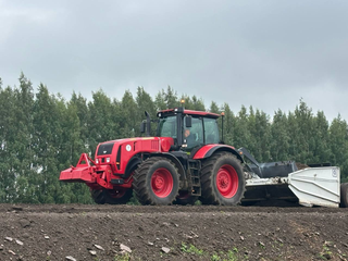 Potente tractor BELARUS-3522 utilizado en la reparación capital de una carretera en Tatarstán