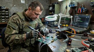 Soldadura de cable de fibra óptica y bobinado en carrete: militares rusos organizan un taller para el mantenimiento de drones FPV