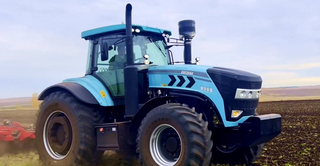 El tractor híbrido ruso KAT ganó el oro por ahorro de combustible en la exposición "Agrosalon 2026"