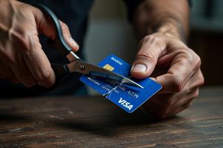 No solo Visa y Mastercard disminuyeron: el mercado bancario registró una caída en la emisión de tarjetas de débito y crédito