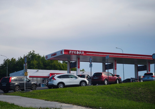 AI-95 solo en 1 de cada 12 gasolineras: la escasez de gasolina llega a Lukoil en las regiones