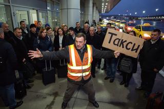 Таксистов-зазывал у московских вокзалов и аэропортов запретили: водители говорят о монополии «Яндекса»