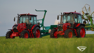 La tecnología bielorrusa domina: el presidente de Zimbabue presume de dos tractores BELARUS en su granja personal