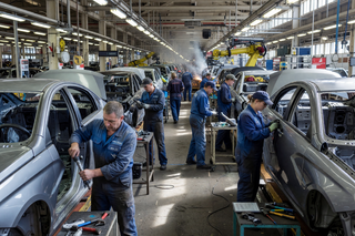 АвтоВАЗ раскрыл зарплаты на производстве: они доходят до 400 тыс. рублей